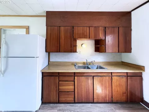 Kitchen - 310 12 E 31st Ave, Eugene, OR 97405 photo 2 of 2