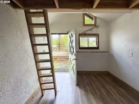 Entry Way - 310 12 E 31st Ave, Eugene, OR 97405 photo 1 of 1