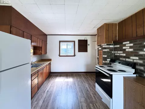 Kitchen - 310 12 E 31st Ave, Eugene, OR 97405 photo 1 of 2