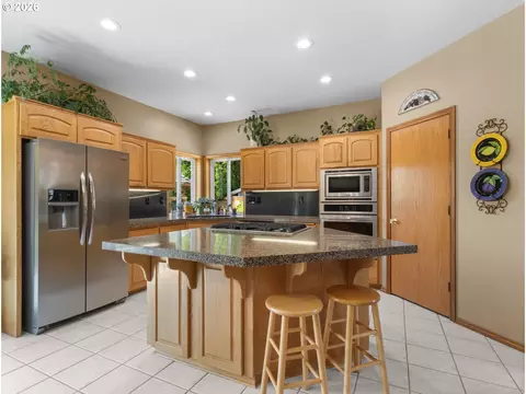 Kitchen - 366 SW 37th Cir, Gresham, OR 97080 photo 3 of 3
