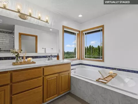 Bath - 366 SW 37th Cir, Gresham, OR 97080 photo 2 of 4