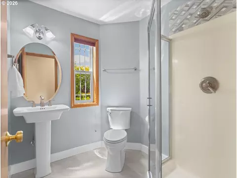 Bath - 366 SW 37th Cir, Gresham, OR 97080 photo 1 of 4