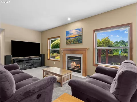 Living - 366 SW 37th Cir, Gresham, OR 97080 photo 4 of 5