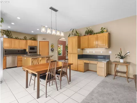 Kitchen - 366 SW 37th Cir, Gresham, OR 97080 photo 1 of 3