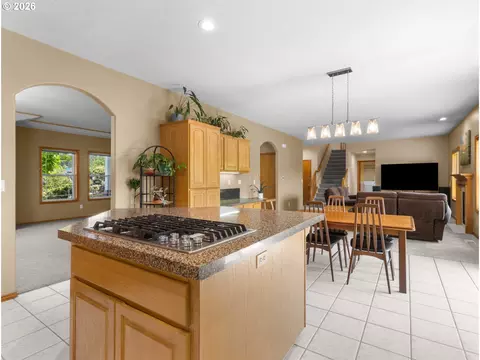 Kitchen - 366 SW 37th Cir, Gresham, OR 97080 photo 2 of 3