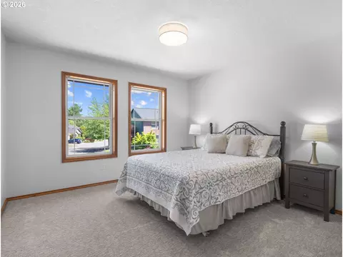 Bedroom - 366 SW 37th Cir, Gresham, OR 97080 photo 6 of 9