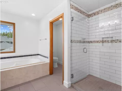 Bath - 366 SW 37th Cir, Gresham, OR 97080 photo 3 of 4
