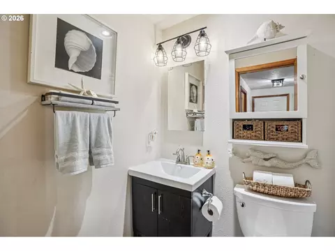Bath - 128 N 31st Ave, Cornelius, OR 97113 photo 2 of 3