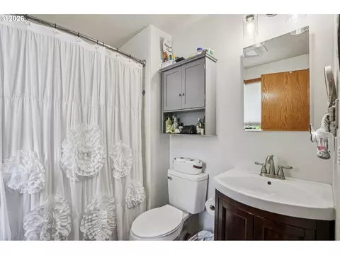 Bath - 128 N 31st Ave, Cornelius, OR 97113 photo 1 of 3
