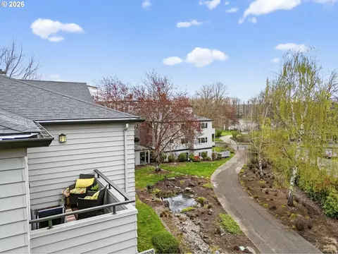 4970 S Landing Dr #304, Portland, OR 97239