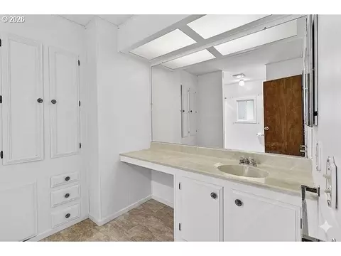 Bath - 4800 Barger Dr #10, Eugene, OR 97402 photo 1 of 2
