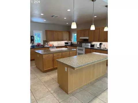 Kitchen - 4800 Barger Dr #10, Eugene, OR 97402 photo 3 of 3