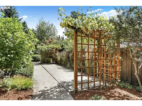 Exterior - 2294 Mclean Blvd, Eugene, OR 97405 photo 7 of 7