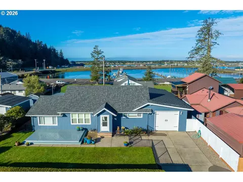 815 Broadway Ave, Winchester Bay, OR 97467