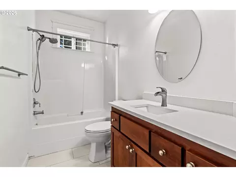 Bath - 2697 Crowther Dr, Eugene, OR 97404 photo 4 of 4