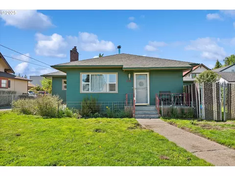 208 E 3rd St, Molalla, OR 97038