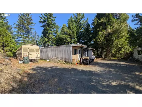 900 Old Cabin Dr, Glide, OR 97443