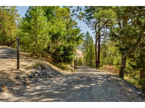 1007 Wild Iris Ln, Roseburg, OR 97470