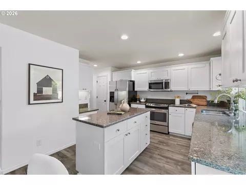 Kitchen - 14955 SE Stanhope Rd, Clackamas, OR 97015 photo 4 of 7