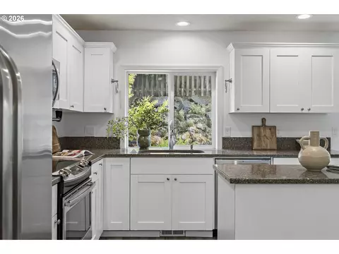 Kitchen - 14955 SE Stanhope Rd, Clackamas, OR 97015 photo 2 of 7
