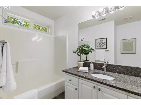 Bath - 14955 SE Stanhope Rd, Clackamas, OR 97015 photo 4 of 4