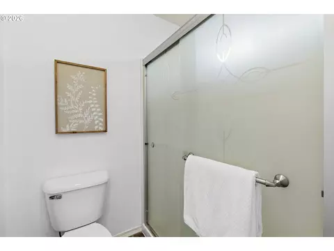 Bath - 14955 SE Stanhope Rd, Clackamas, OR 97015 photo 3 of 4