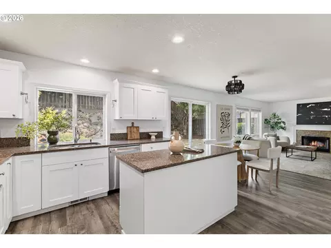 Kitchen - 14955 SE Stanhope Rd, Clackamas, OR 97015 photo 3 of 7