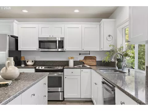 Kitchen - 14955 SE Stanhope Rd, Clackamas, OR 97015 photo 5 of 7