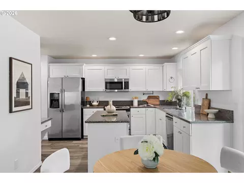 Kitchen - 14955 SE Stanhope Rd, Clackamas, OR 97015 photo 6 of 7