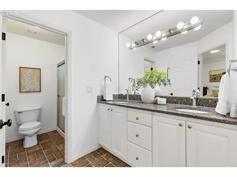 Bath - 14955 SE Stanhope Rd, Clackamas, OR 97015 photo 2 of 4