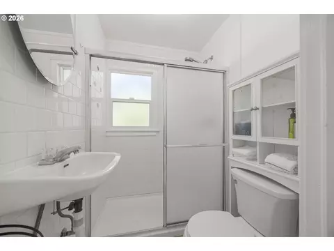 Bath - 112 Hansen Ln, Eugene, OR 97404 photo 1 of 1