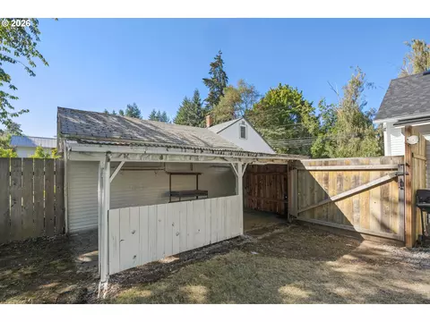 Exterior - 112 Hansen Ln, Eugene, OR 97404 photo 13 of 16