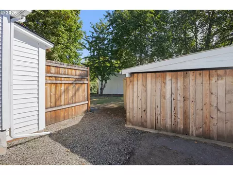Exterior - 112 Hansen Ln, Eugene, OR 97404 photo 14 of 16