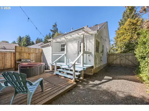 Exterior - 112 Hansen Ln, Eugene, OR 97404 photo 8 of 16