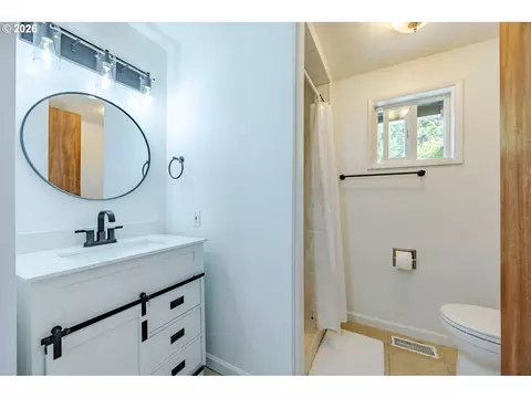 Bath - 2219 19th St, Springfield, OR 97477 photo 1 of 2