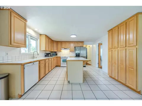 Kitchen - 2219 19th St, Springfield, OR 97477 photo 4 of 5