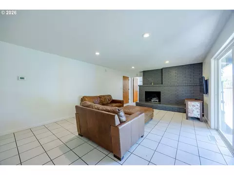 Living - 2219 19th St, Springfield, OR 97477 photo 6 of 7
