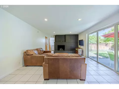 Living - 2219 19th St, Springfield, OR 97477 photo 5 of 7
