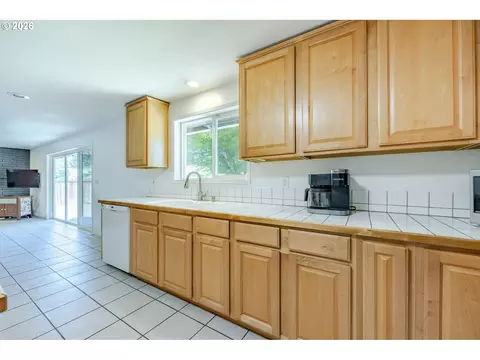 Kitchen - 2219 19th St, Springfield, OR 97477 photo 2 of 5