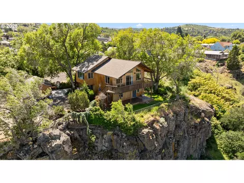 1721 E 8th St, The Dalles, OR 97058