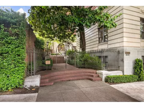 2141 NW Davis St #102, Portland, OR 97210