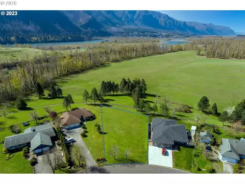 319 Hamilton St, North Bonneville, WA 98639