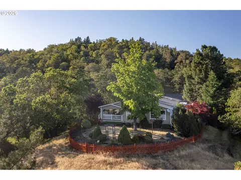 1525 Braunda Dr, Roseburg, OR 97471