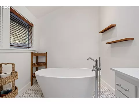 Bath - 3368 Bentley Ave, Eugene, OR 97405 photo 3 of 6