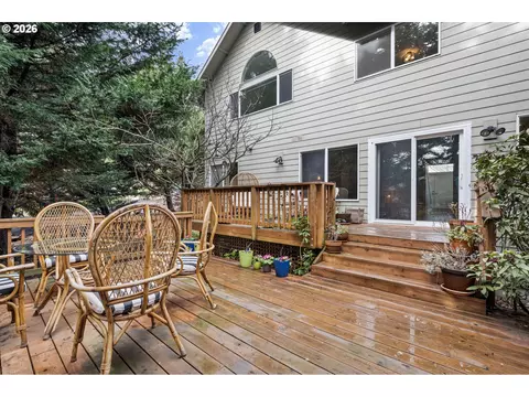 Exterior - 3368 Bentley Ave, Eugene, OR 97405 photo 5 of 7