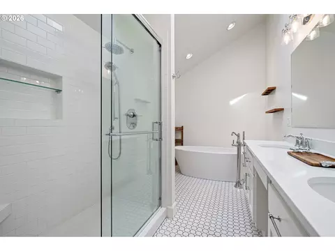 Bath - 3368 Bentley Ave, Eugene, OR 97405 photo 2 of 6