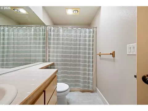 Bath - 3368 Bentley Ave, Eugene, OR 97405 photo 5 of 6
