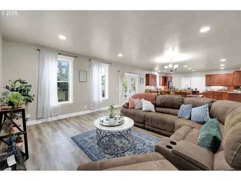 Living - 1930 Hawkins Ln, Eugene, OR 97405 photo 2 of 3