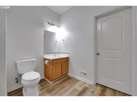Bath - 1930 Hawkins Ln, Eugene, OR 97405 photo 2 of 6