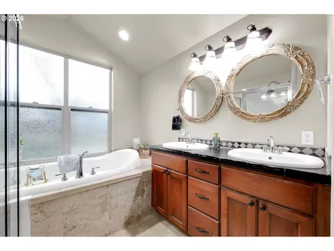 Bath - 1930 Hawkins Ln, Eugene, OR 97405 photo 3 of 6